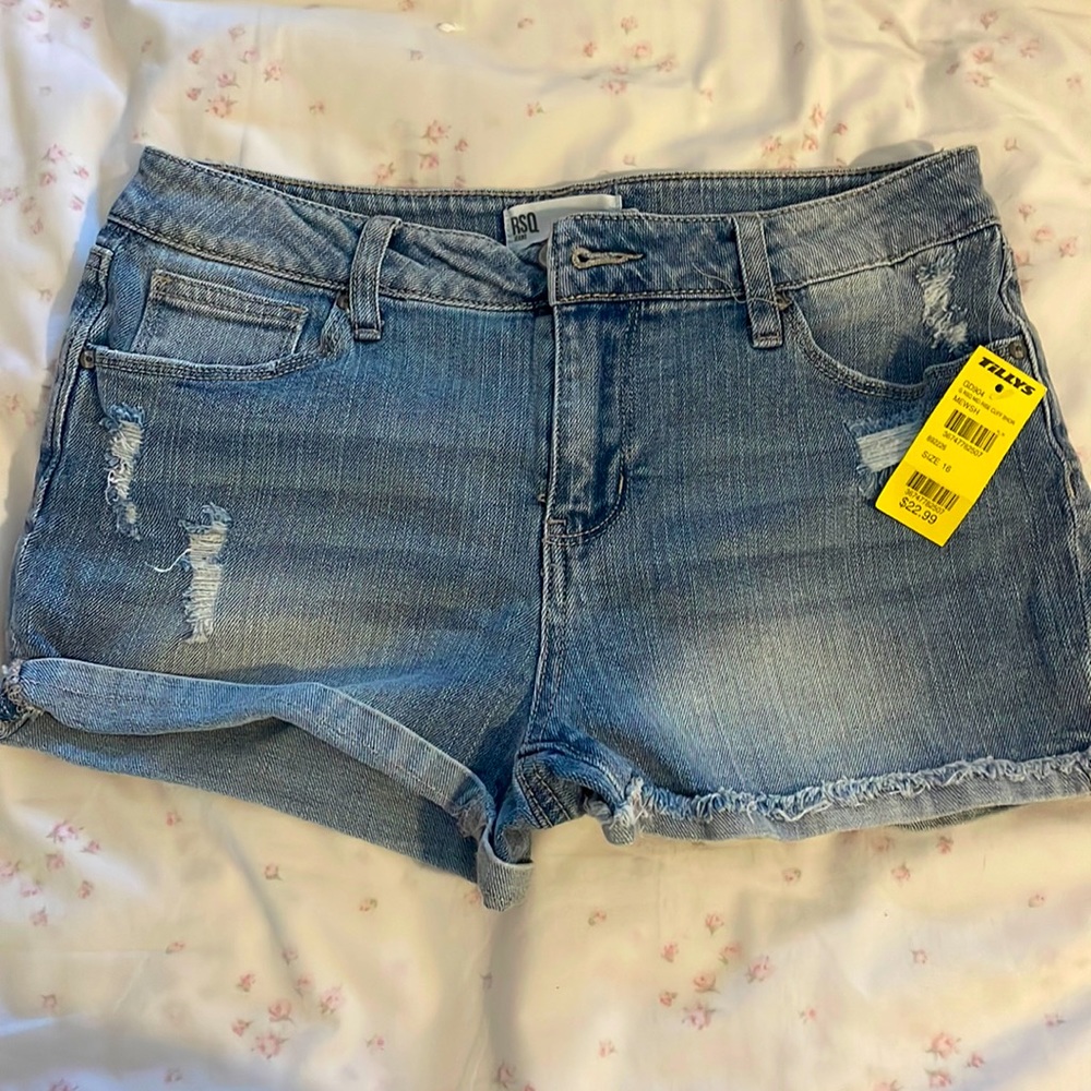 Mid rise cuff brand new jean shorts from Tilly’s.